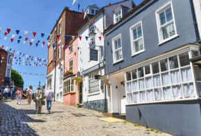 The perfect New Forest / coastal base. Sleeps 9.